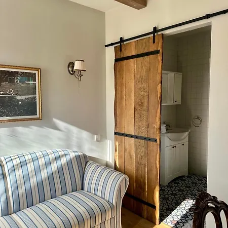 Jaukus Aleksoto Butas Kaune Su Atskiru Iejimu, Salia Senamiescio * Kaunas